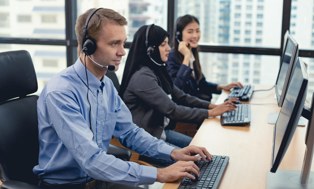 echo-team-tech-man-group-diverse-telemarketing-customer-service-staff-team-call-center-call-center-worker-accompanied-by-team-smiling-customer-support-operator-work